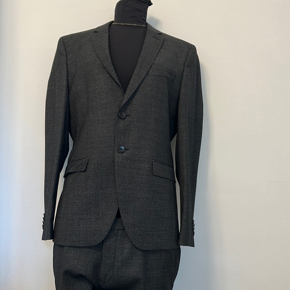 Hugo Boss 2 Piece Suit US 38S